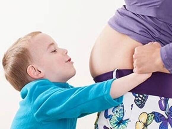¿Cómo decirle a mi hijo que tendrá un nuevo hermanito?