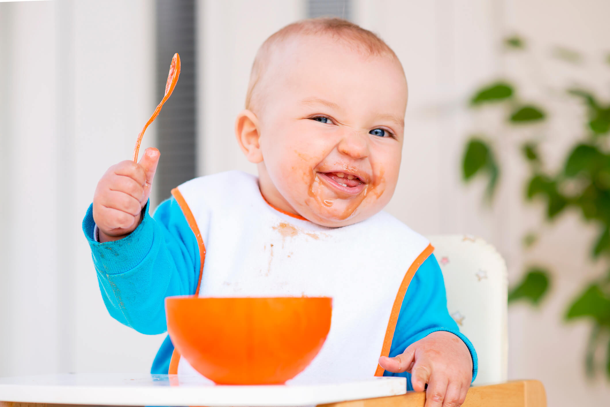bebé comiendo papilla