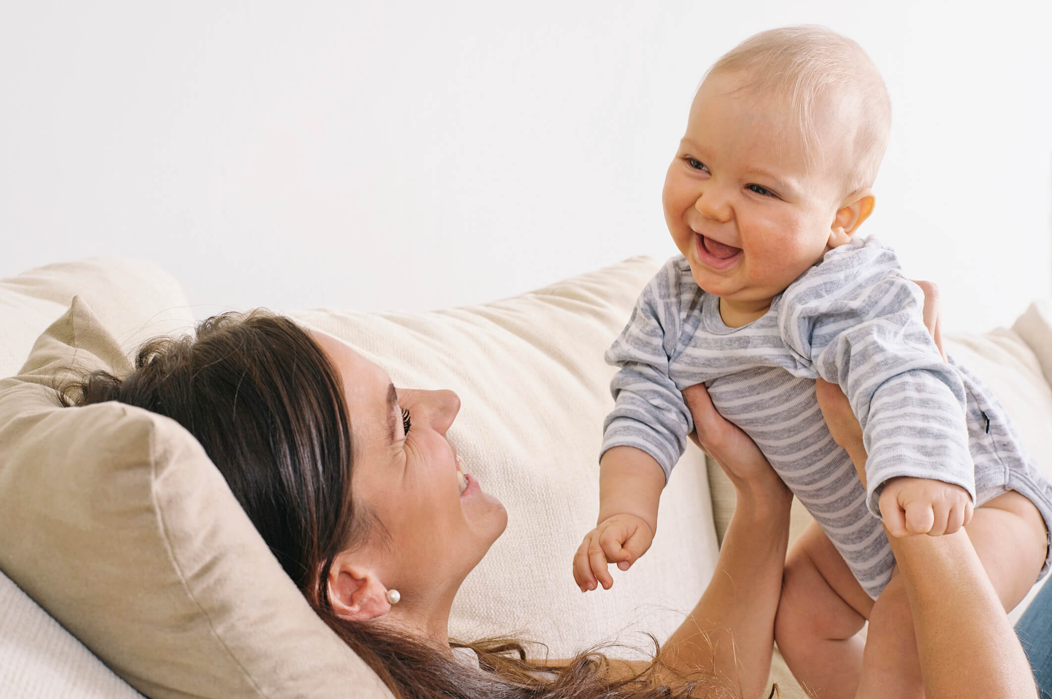 mamá con su bebé ambos felices