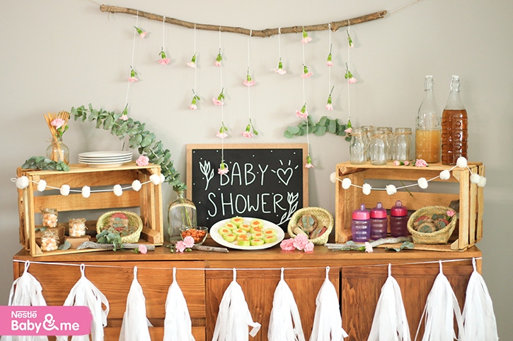 Una mesa de regalos para baby shower