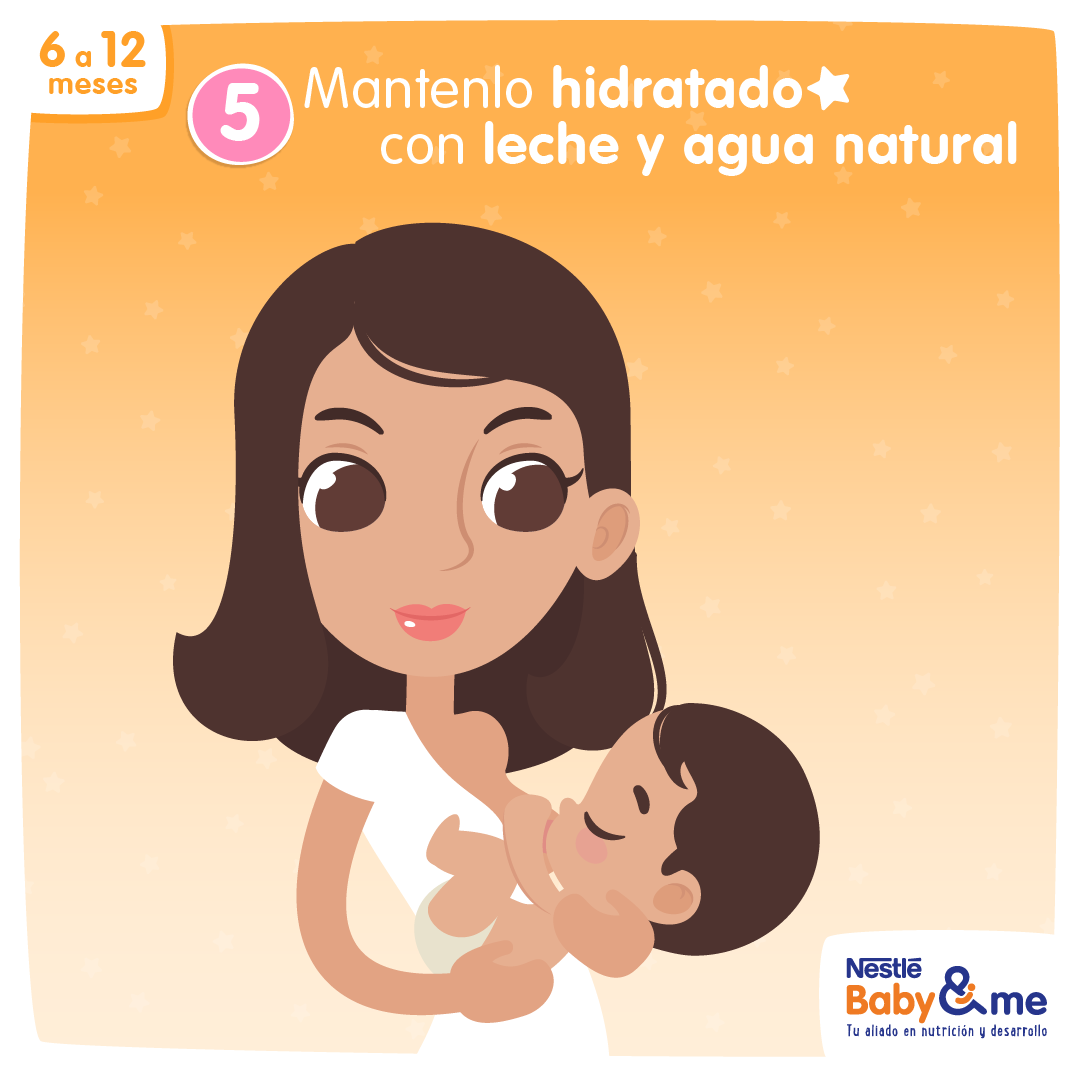 Madre mantiene hidratado a su bebé con leche y agua natural