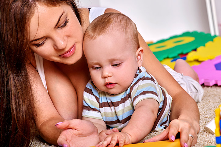 mamá con su bebé jugando