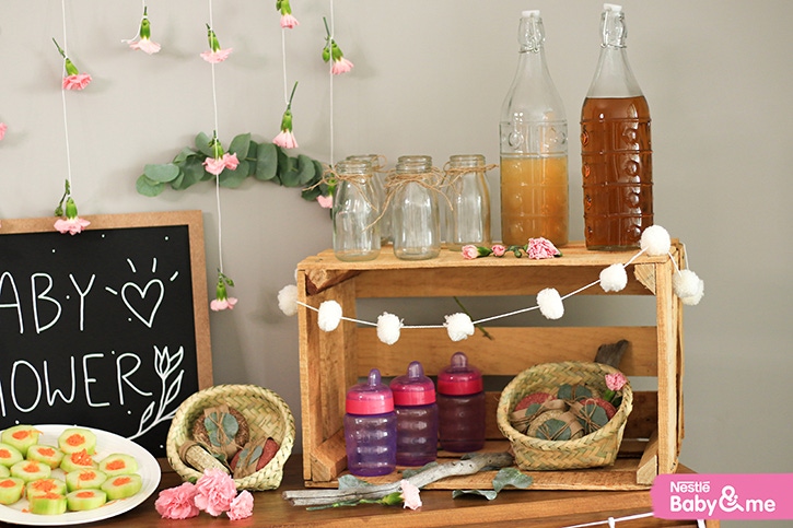 Decoraciones sencillas de una mesa de regalos de Babyshower