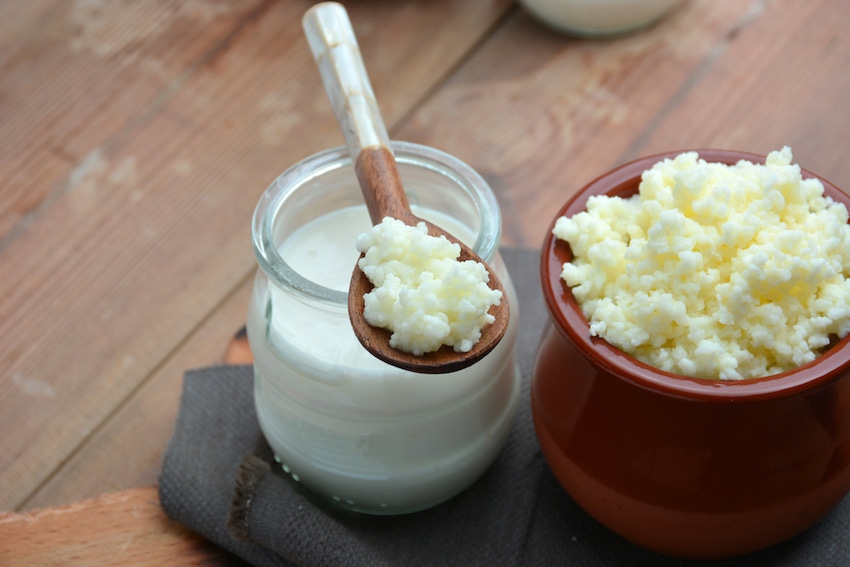 Cuchara sobre frasco de yogurt con Probiótico L. Reuteri