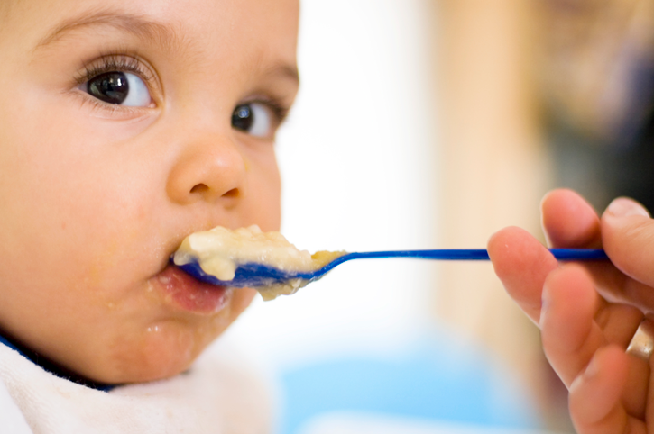 Bebe probando nuevas texturas en alimentos