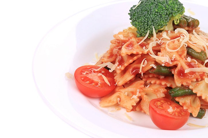 Pasta con verduras en salsa de jitomate un platillo divertido para niños