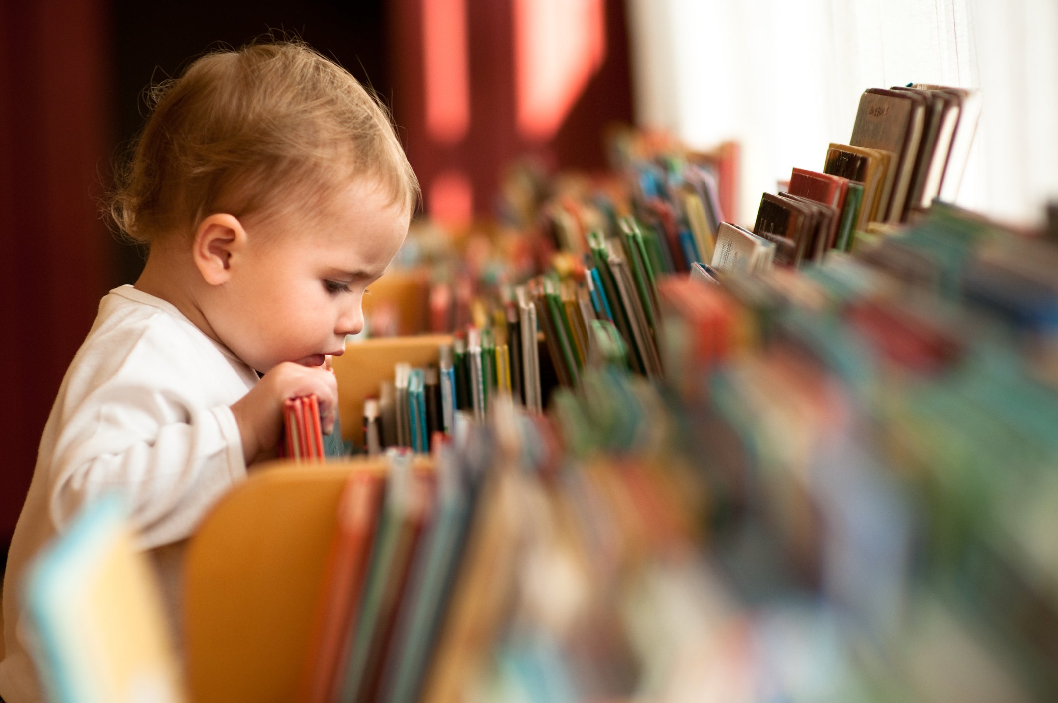 Bebe buscando libros y aprendiendo a ser independiente