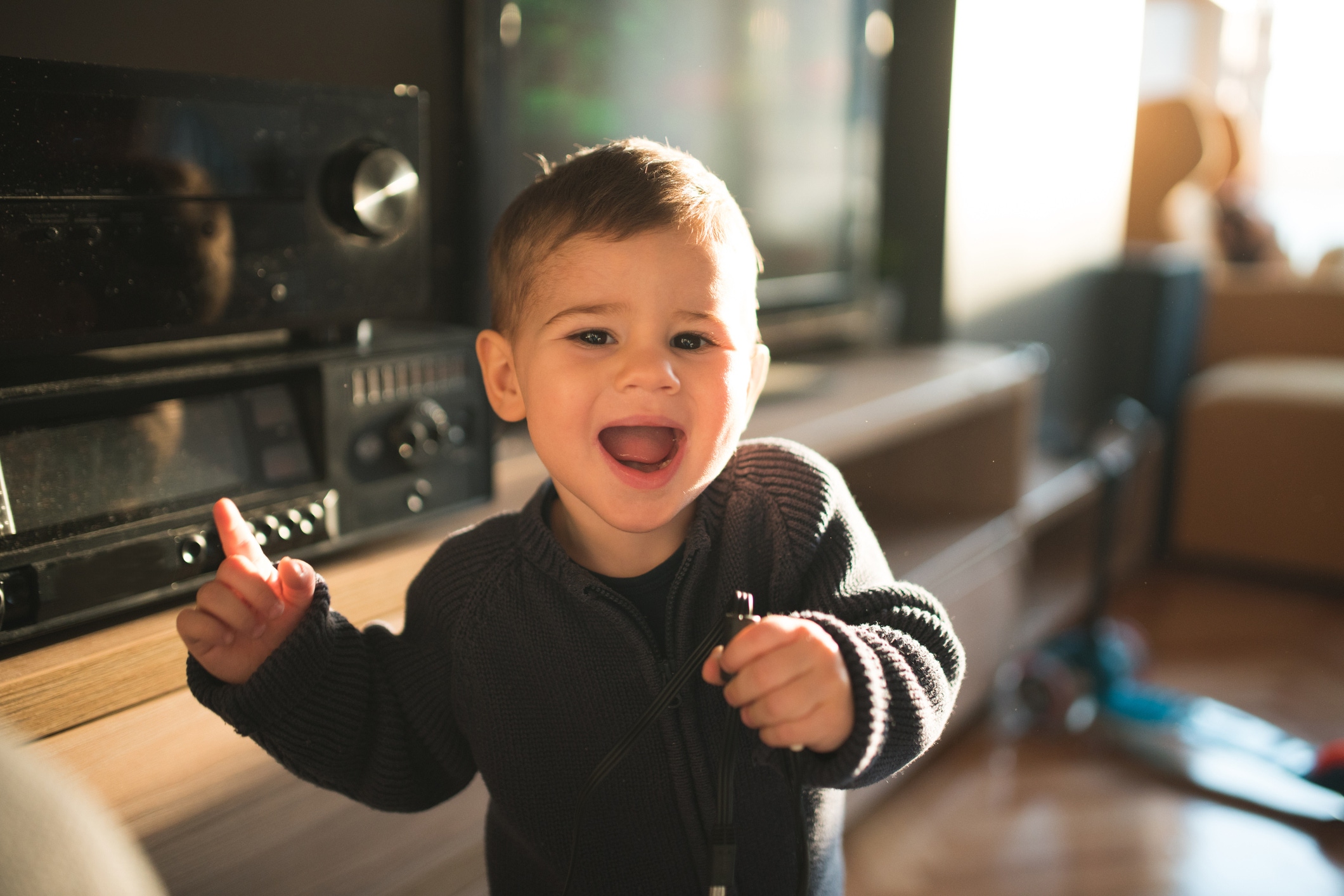 Pequeño de un año bailando aprendiendo ejercicios de coordinación