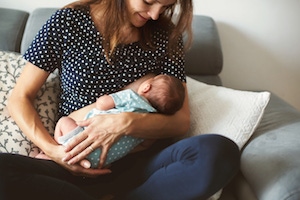 mamá sosteniendo a su bebé en brazos