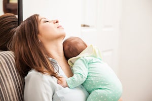 Mamá y recién nacido duermen al mismo tiempo