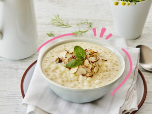 Plato hondo con budín de tapioca con almendras 