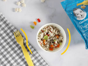 plato con ensalada de arroz salvaje para bebé y puffs Gerber de plátano plato con ensalada de arroz salvaje para bebé y puffs Gerber de plátano