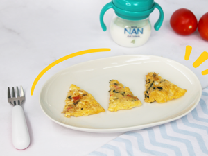 plato con frittata de huevo para bebe vaso entrenador con leche nan plato con frittata de huevo para bebe vaso entrenador con leche nan
