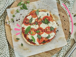 pizza margarita slim en tabla de corte junto a rebanador Las embarazadas pueden comer pizza
