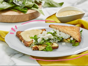 sandwich verde con espinaca queso cottage sobre plato blanco Comida para embarazadas Recetas