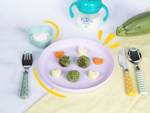 plato con 3 tortitas de brócoli y vaso entrenador con leche nan plato con 3 tortitas de brócoli y vaso entrenador con leche nan