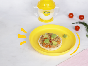 tostada de ensalada de atún con vegetales y vaso entrenador con leche nido tostada de ensalada de atún con vegetales y vaso entrenador con leche nido