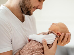 Papá sosteniendo a su bebé