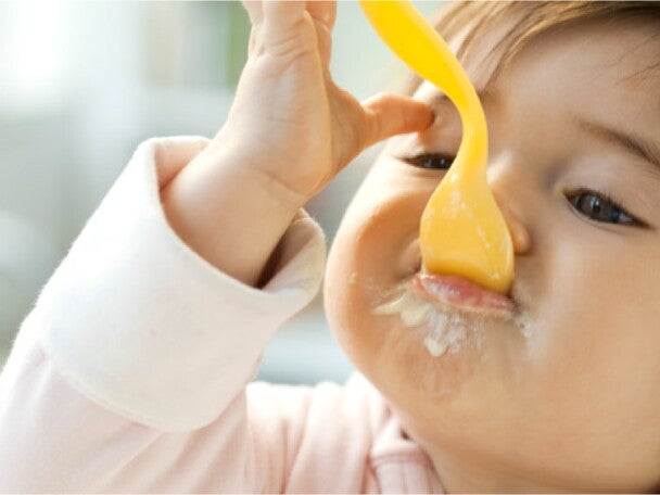Momentos de uso del cereal infantil Niño comiendo cereal