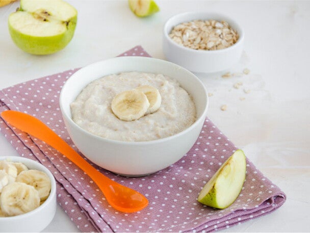 Puedes preparar los cereales con otros grupos de alimentos Cereal infantil con rodajas de banana y avena