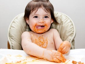 niña comiendo sola niña comiendo sola
