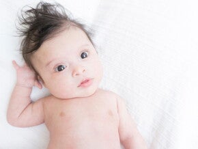 Desarrollo de mi bebé de 2 meses bebé de 2 meses descansando
