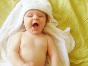 desarrollo de bebe de 3 meses Bebe de 4 meses jugando en la cama