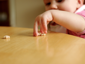 3 tips para saber que tu bebé está listo para comer solito