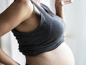 Mujer embarazada tomando un vaso de leche