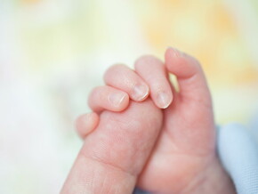 dedo-de-mamá-y-mano-de-bebé-prematuro dedo-de-mamá-y-mano-de-bebé-prematuro