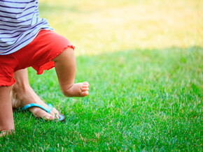 primeros-pasos-bebé-parque ejercicios para que mi bebe camine