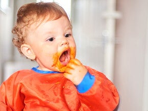 Bebé de 9 meses comiendo papilla.
