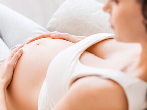 mujer-embarazada-sentada-en-sillon primeros movimientos del bebe