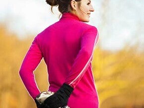 Mujer-realiza-estiramientos-antes-de-correr Mujer-realiza-estiramientos-antes-de-correr