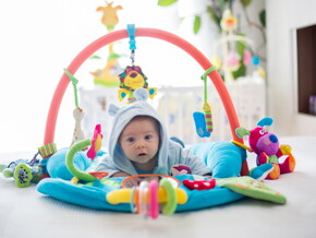 Bebe juega en un gimnasio de bebes B Gimnasios para bebés