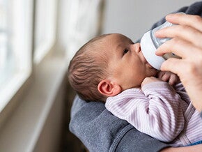 como dar el biberon a un bebe