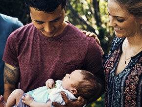 Aquí te decimos cómo manejar a las visitas después de dar a luz.  
