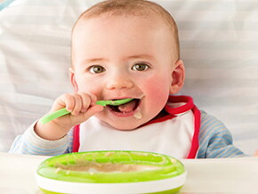 Bebe-experimentando-con-comida Bebe-experimentando-con-comida