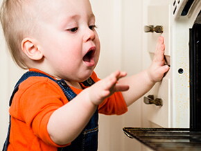 Niño-pequeño-agarrando-puertas-de-la-cocina Niño-pequeño-agarrando-puertas-de-la-cocina