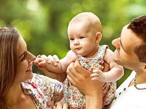 Mamá-y-papá-juegan-con-bebé