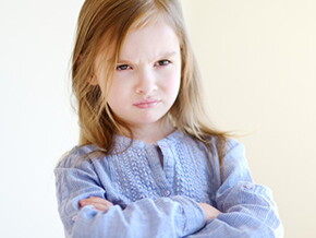 Niña-pequeña-enojada Niña-pequeña-enojada
