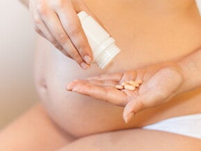 Mujer embarazada tomando ácido fólico
