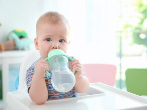 A los cuantos meses mi bebé puede tomar agua A los cuantos meses mi bebé puede tomar agua