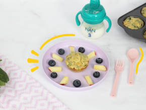 plato con muffin de espinaca y frutas vasito entrenador con leche nan 3