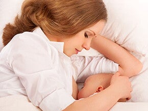 mamá-amamantando-a-bebé como prevenir el sobrepeso y la obesidad