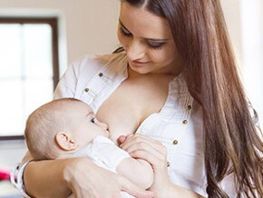 Mamá-amamantando-a-su-pequeño-bebé