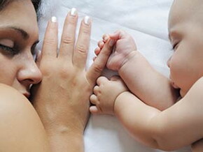 Mamá-hace-colecho-con-su-bebé Hierro y vitaminas para bebés