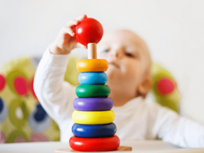 Alimentación en el neurodesarrollo del pequeño Pequeño jugando
