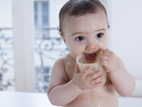 Inicia la alimentación complementaria con tu pequeño con papillas para bebé de texturas suaves y de un solo ingrediente. Bebé pequeño comiendo papilla de fruta.