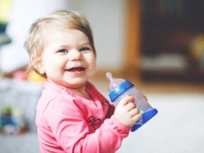 Niña sentada tomando un vaso de leche